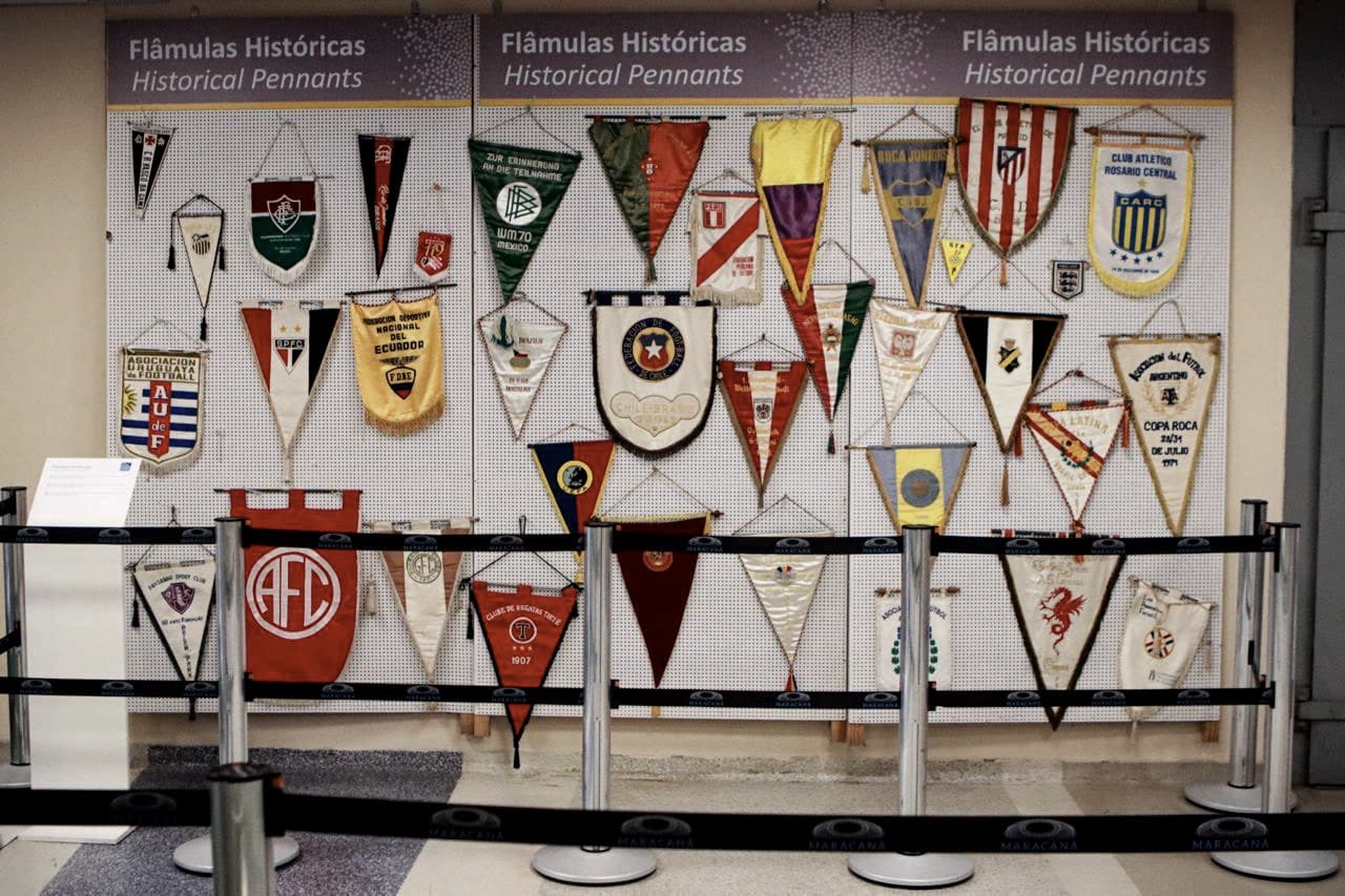 Painel com dezenas de flâmulas históricas de clubes.
