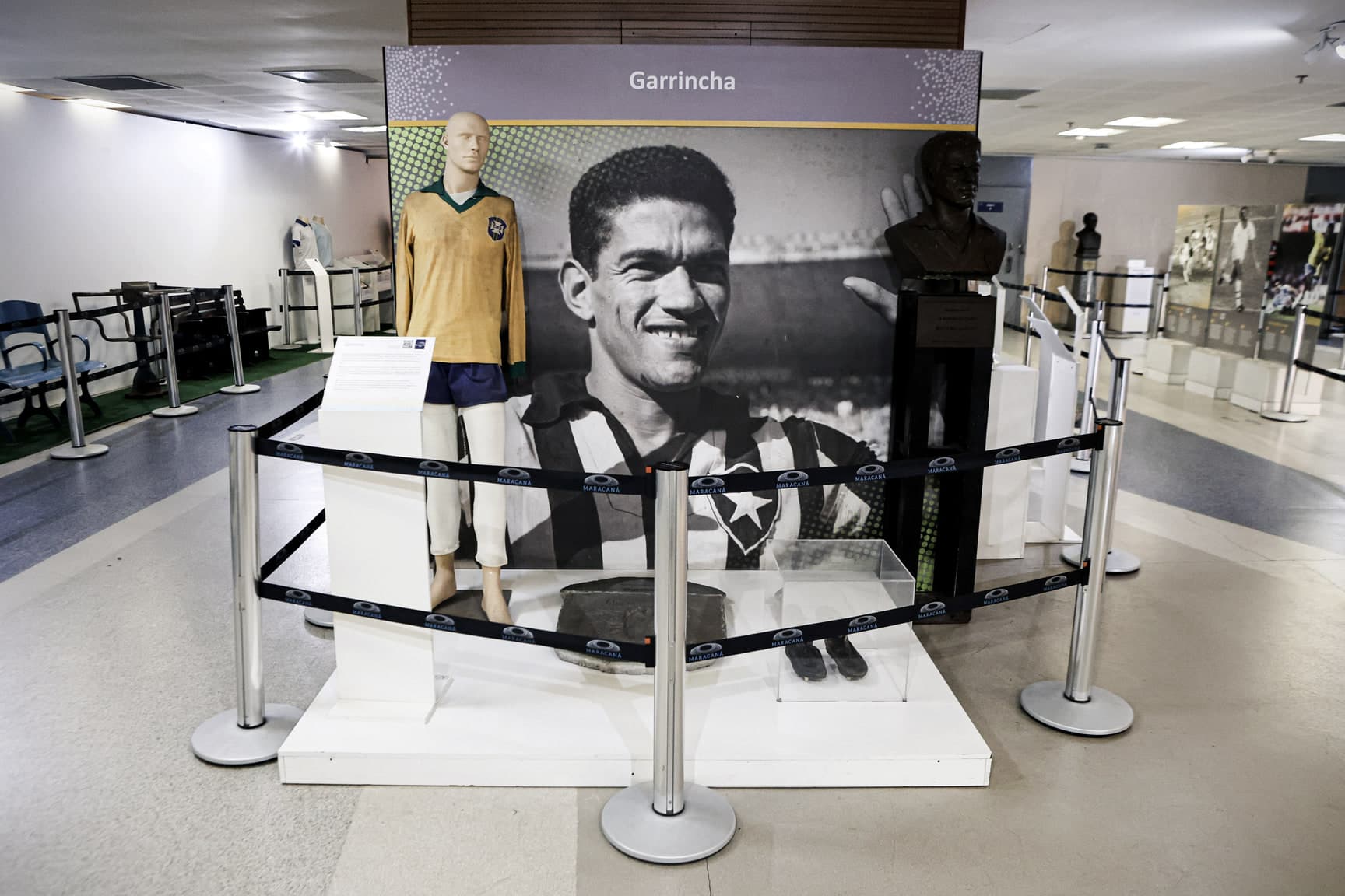 Estação dedicada a Garrincha, com manequim, busto e fotografia histórica.