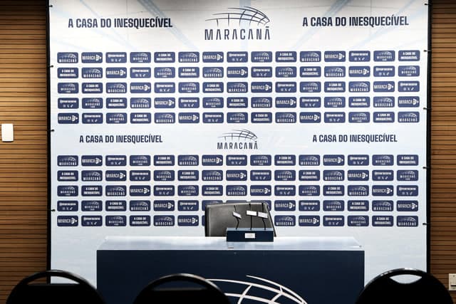 Sala de imprensa do Maracanã, com o painel de fundo e as cadeiras vazias.