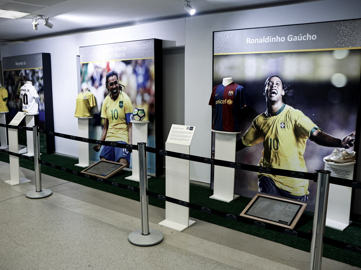 Una sala del recorrido del Tour del Maracanã, con paneles de cracks de la Selección, entre ellos Ronaldinho Gaúcho, camisetas sobre pedestales y el camino marcado por cordones.
