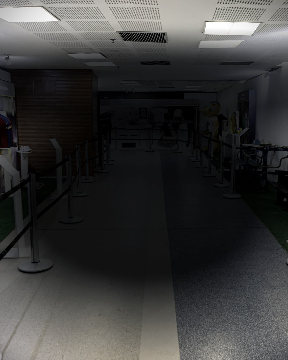 The corridor of the Maracanã museum seen down its length: a level floor with no steps, guide ropes on both sides and the route clear to the far end.