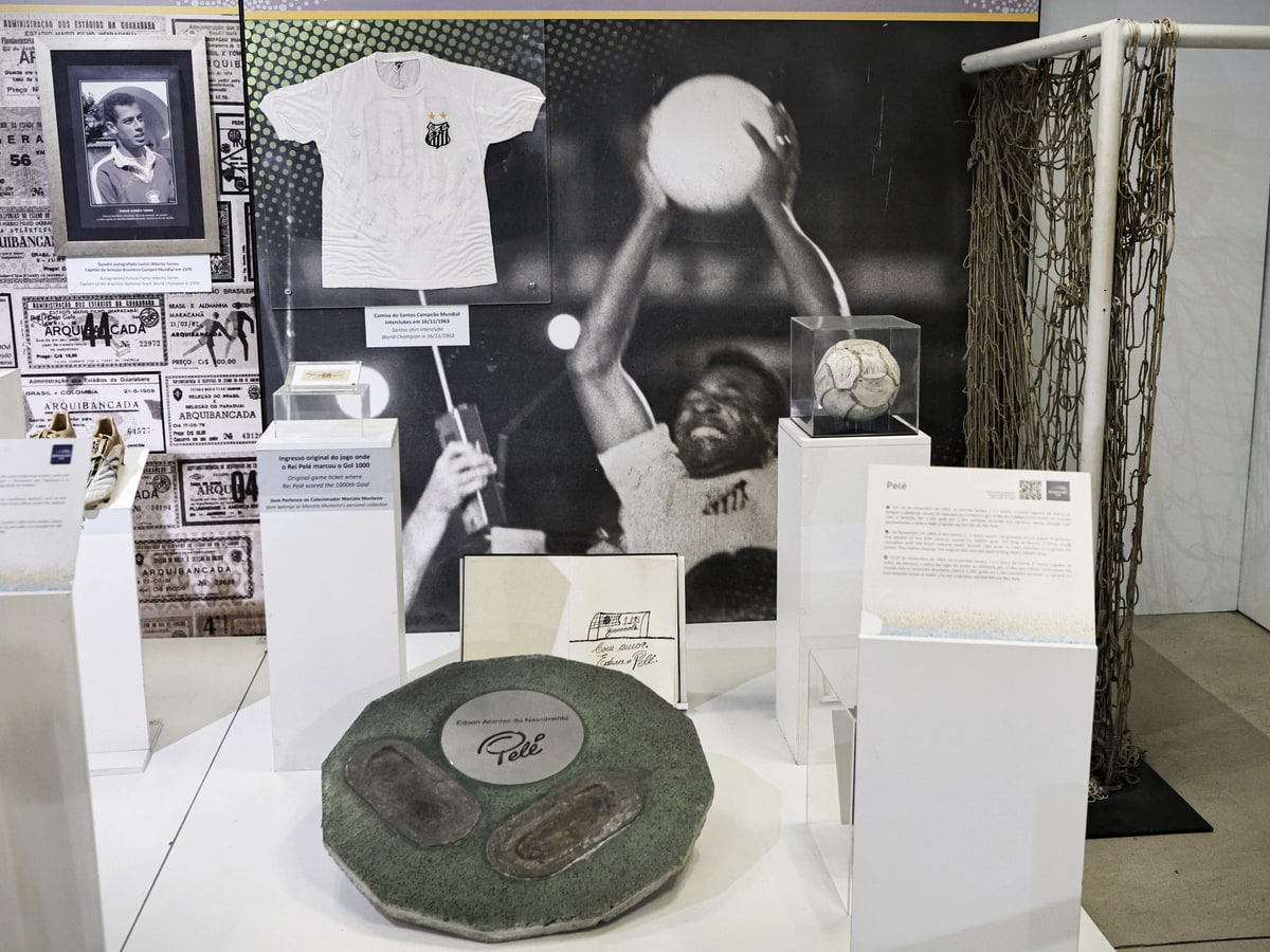 La vitrina de Pelé en el museo del Maracanã: la camiseta del Santos, la foto de él levantando la pelota, una pelota bajo la cúpula de acrílico y, al lado, el poste de un arco con la red.
