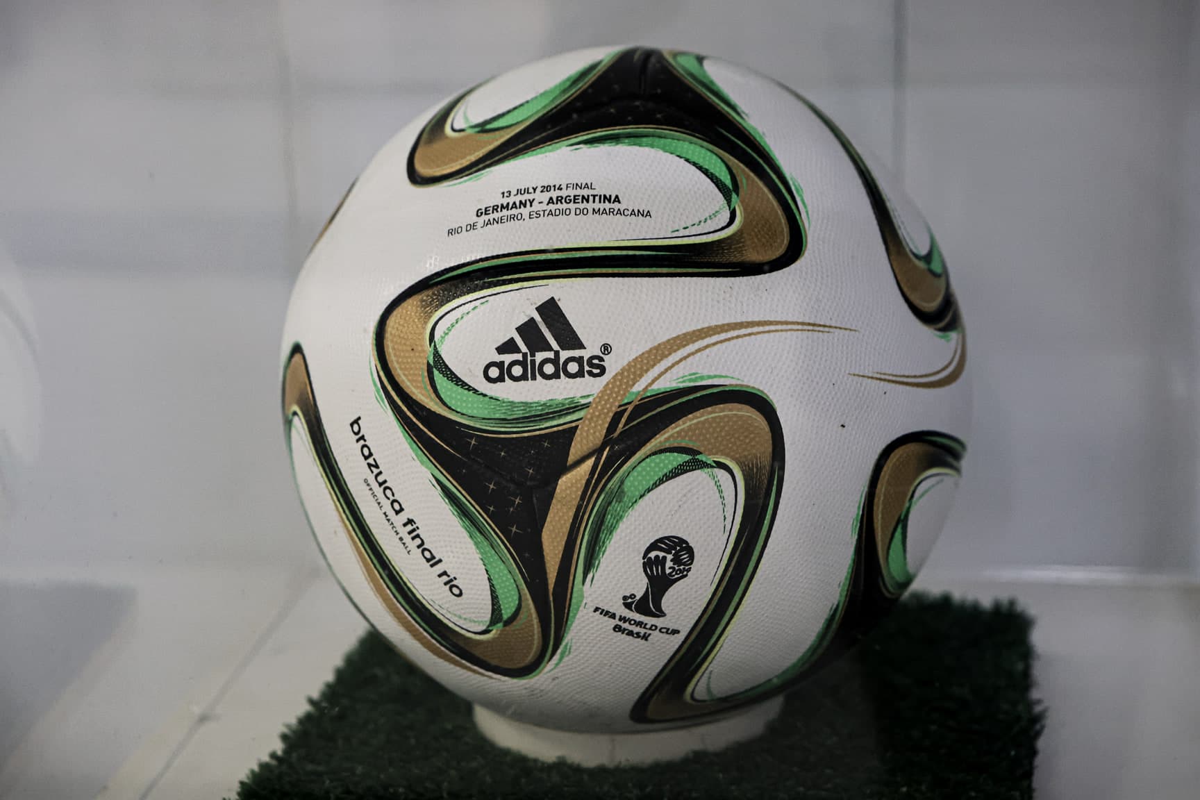 A bola da final da Copa de 2014 no Maracanã, exposta no acervo do estádio.